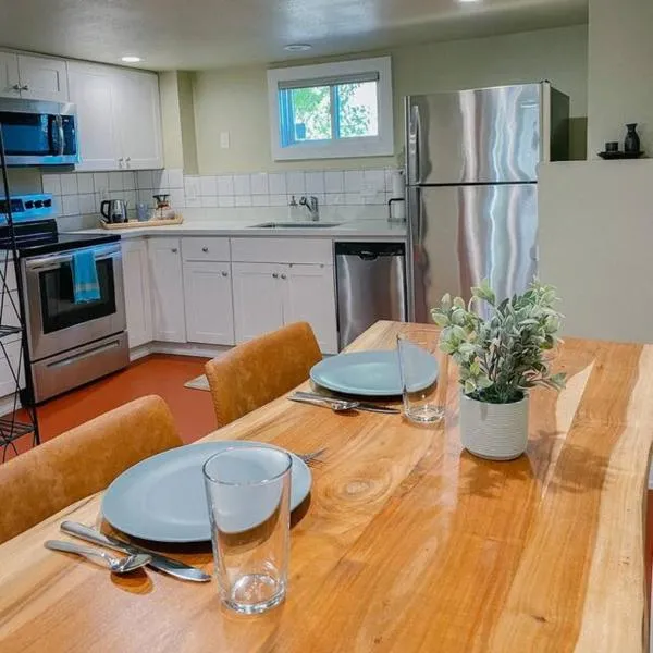 Cozy One Bed Suite in the Heart of Ballard, hotel in Seattle