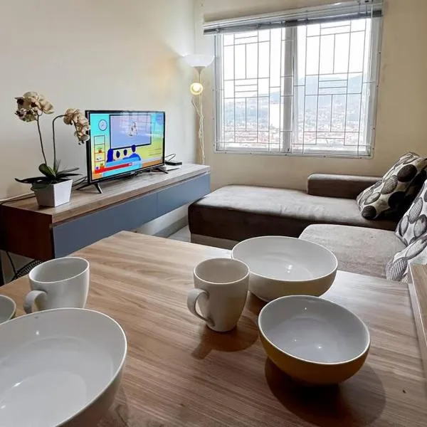 Apt Pinewood 2BR with Pool n Wi-Fi by 2ndHome, hotel v destinaci Cilimus 2