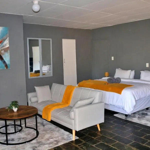 Cosy Mountain FarmStay w private Boma, hotel v destinaci Magaliesburg