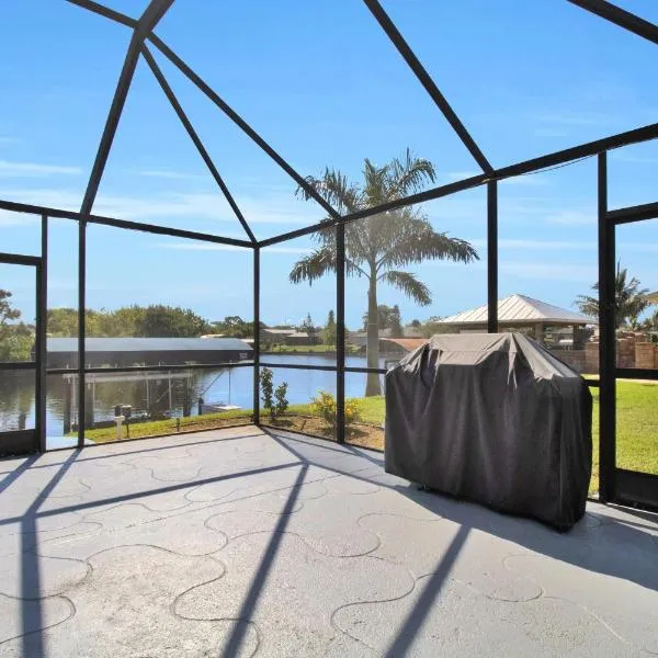 Pet Friendly Canal Front 3-Bedroom Grand Villa with Pool, Linai and Dock, hotel in Port Charlotte