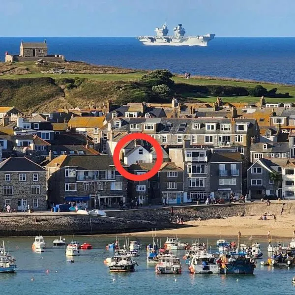 AMAZING LOCATION - "SMUGGLERS HIDE" & "SMUGGLERS CABIN" - either a 2 BEDROOM FISHERMANS COTTAGE with HARBOUR VIEW - and also a private 1 BED STUDIO - 10 Metres To Sea Front - BOOK BOTH for ENTIRE 3 BEDROOM COTTAGE - 2023 GLOBAL REFURBISHMENT AWARD WINNER, hotel in Penzance