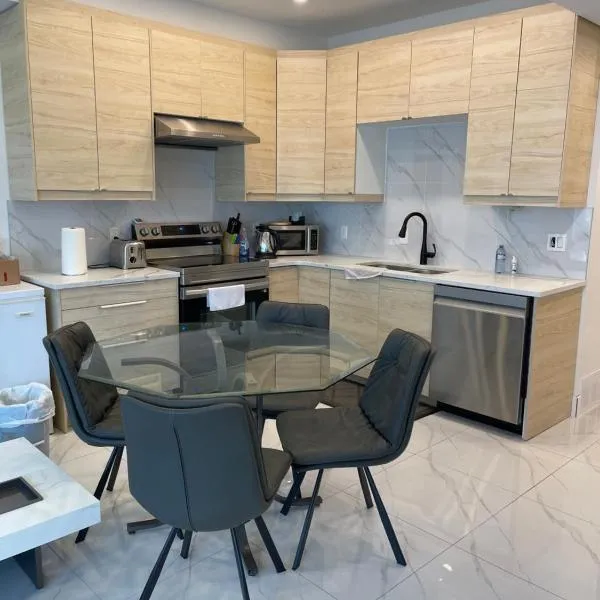 New Luxury Walkout Suite Near University, hotel a Calgary