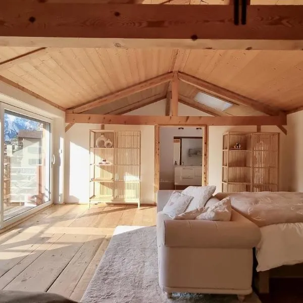 Charming 6 bed chalet in 4 Valleés, hotel di Iserables