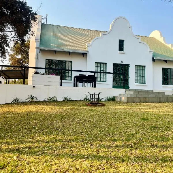 Cape-Dutch 2 Bedroom Home, hotel in Tierpoort