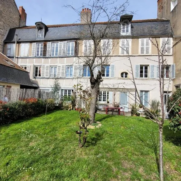 La Cour du Château, hotel v destinaci La Charité
