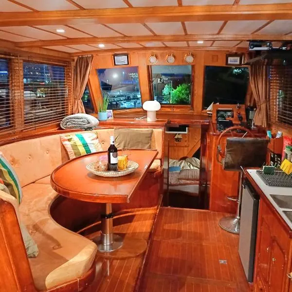 Motorjacht At Ease, hotel en Ámsterdam