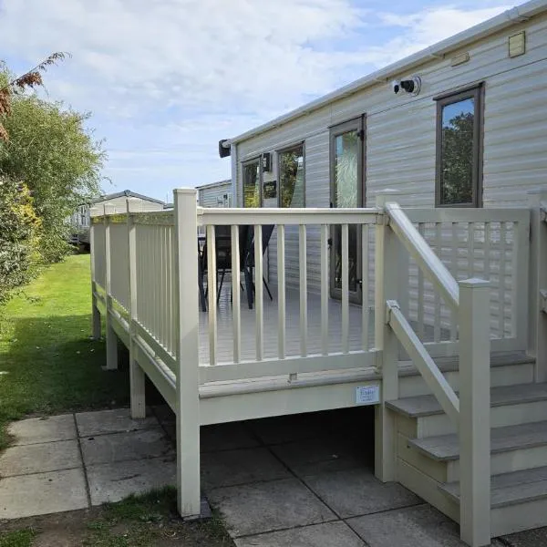 PK Holiday Home - with Decking, hotel in Great Yarmouth