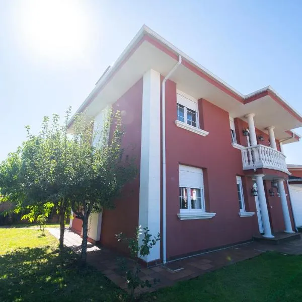 Chalet grande en Soto de la Marina, hotel in Liencres