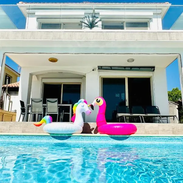 Luxury Villa LAPIS LAZULI, hotel u gradu 'Meneou'
