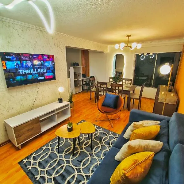 Udla Apartamento para 6 personas frente al Mall Riocentro, hotel in Quito