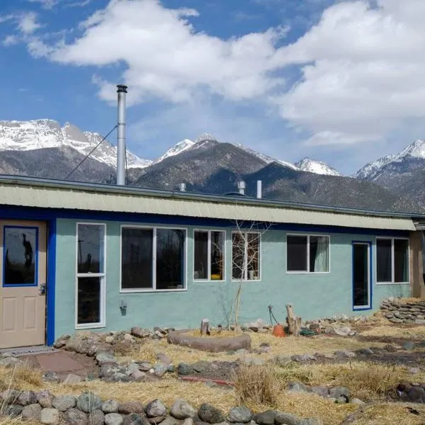 High Mountain Desert Earthship with Stunning Views,Crestone的飯店