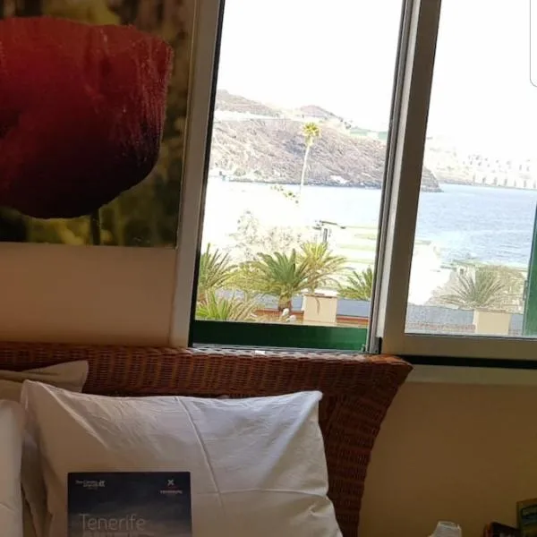 THE POPPIES Guest House - 100m Ocean - Private Spaces, hotel v destinácii Candelaria