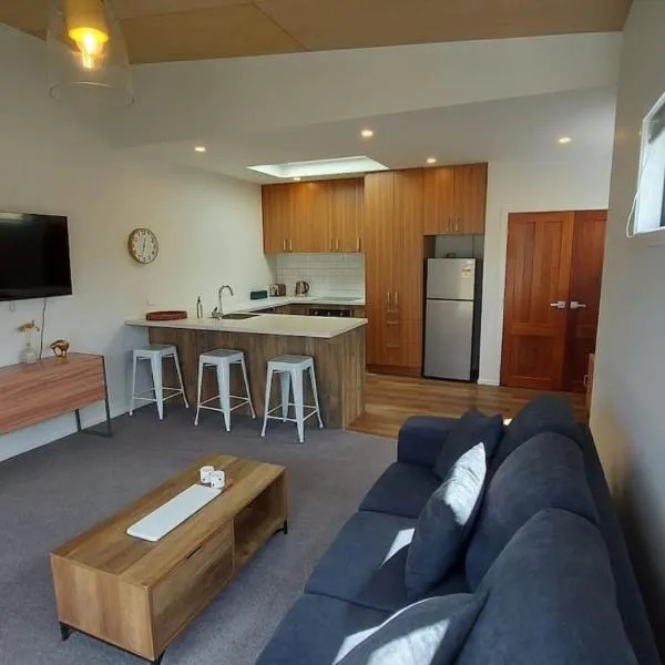 Sleek Suite By The Sand 1-bedroom, hotel in Dunedin