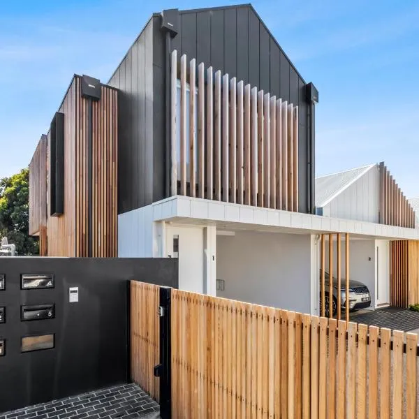 Beach Luxury On The Park - Brand New 2 bedroom 3 Bathroom Carport Shops 100m Beach 500m Aircon Heating Gas fireplace WIFI, hotel in Ocean Grove