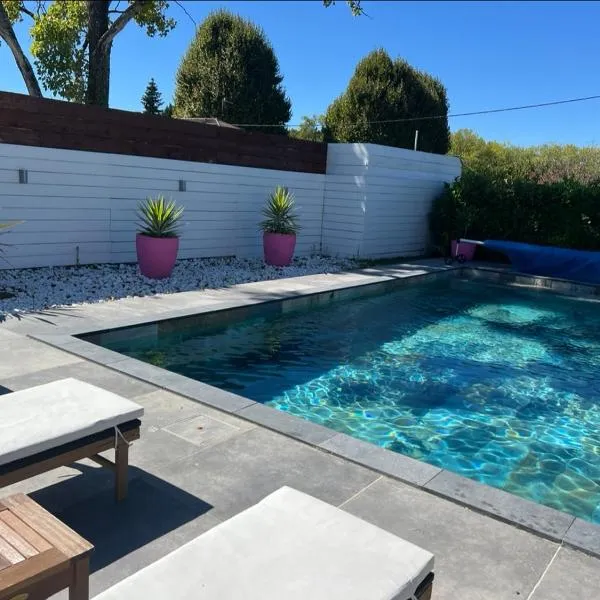 Magnifique maison piscine 15 min de Bordeaux et proche saint Emilion avec wifi, hotel in Sadirac