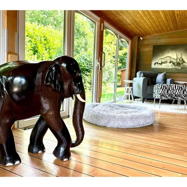 Lodge of Africa - einzigartige Themenzimmer, eingezäunten Garten, Sauna, Whirlpool & Kamin, Hunde willkommen, Gasgrill, voll ausgestattete Küche, großer Essbereich, Hamburg & Stade in der Nähe, hotel in Hollernstraße