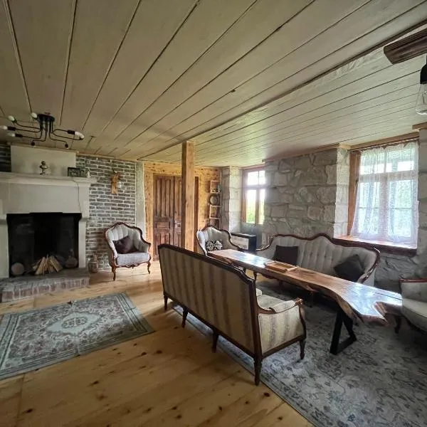 Old House in Racha - ძველი სახლი რაჭაში, hotel v destinaci Ambrolauri
