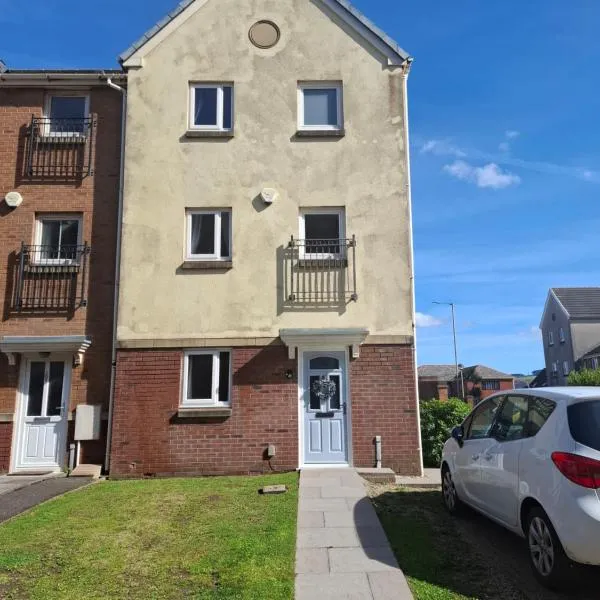 Driftmark Beachfront location Aberavon Beach Large Driveway parking 4 bed luxury contractor booking private site fibre optic wi fi, hotel in Port Talbot