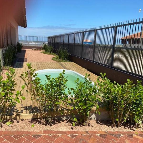 Casa com piscina a beira mar