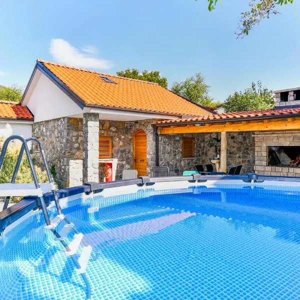 Apartman Lavanda sa bazenom i okućnicom 4*, hotel v destinácii Hreljin