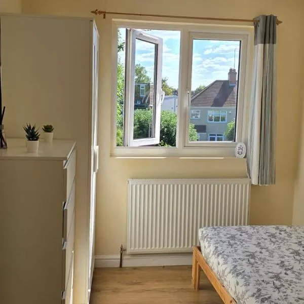 Private Rooms near Hither green Station, hotel in London