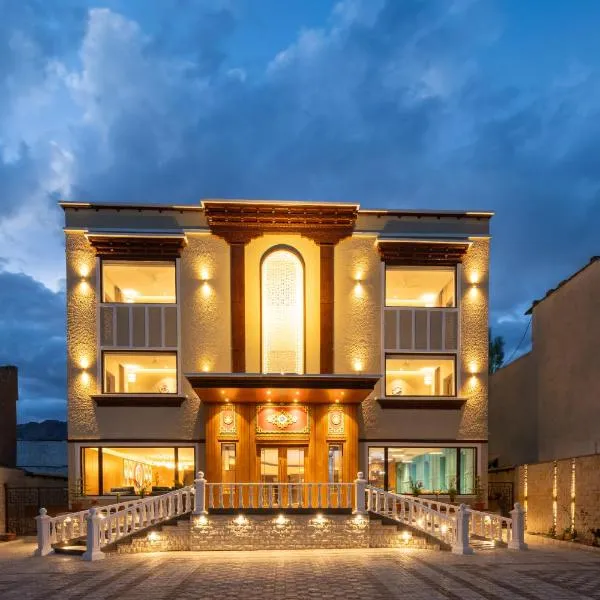 Charmwood Hotel, hotel in Leh