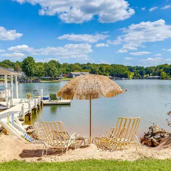 Smith Mountain Lake Retreat with Private Beach!, hotel v destinaci Huddleston