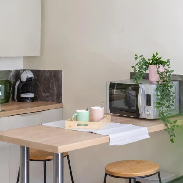 Escapade au port, Studio rénové, climatisé, hotel in La Seyne-sur-Mer