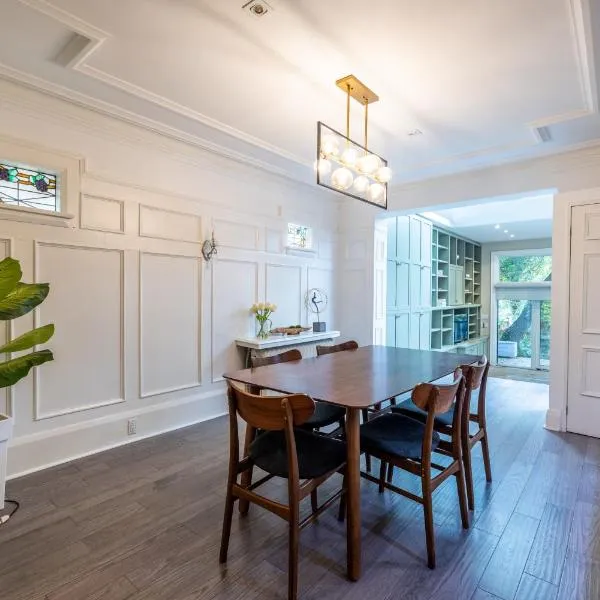 Double bedroom on up or 3 bedrooms in basement near Eglinton subway station, hotell Torontos