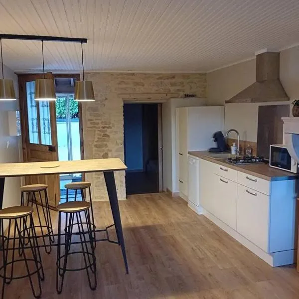 Petite maison en pierre au calme avec extérieur, hotel in Montbellet