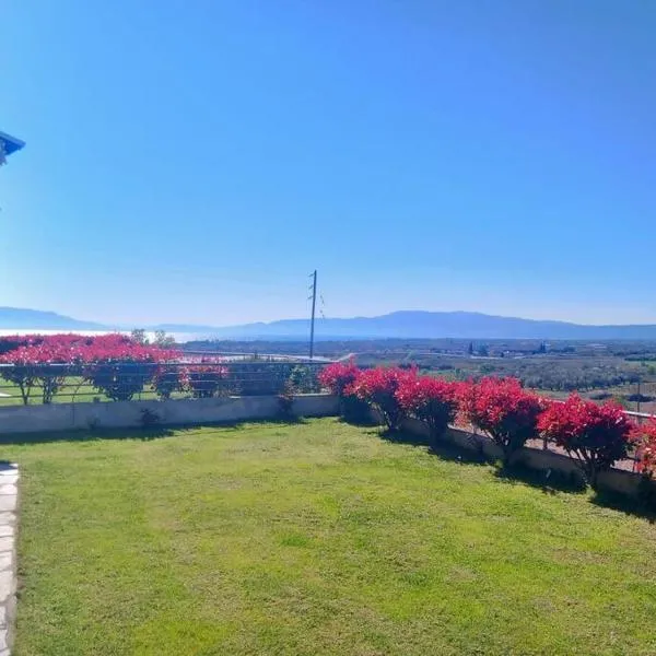 Sea View Panorama Garden Near Ofrinio, hotel v mestu Karianí