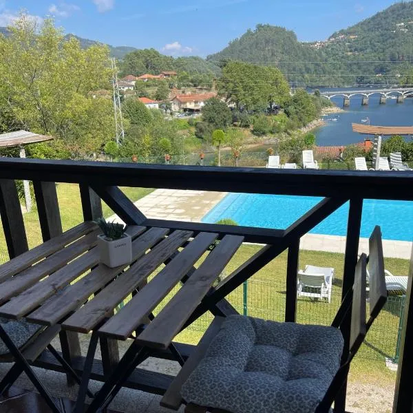 Gerês Pichoses Camping - Quartos, מלון בז'רש