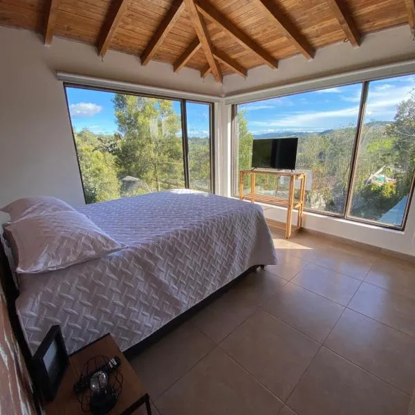 Habitación con baño privado en casa de campo ubicada en Santa Elena, hotel v destinaci Santa Elena
