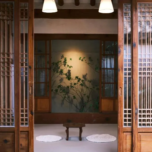 Unwadang Private Luxury Hanok House in bukchon, Hotel in Seoul