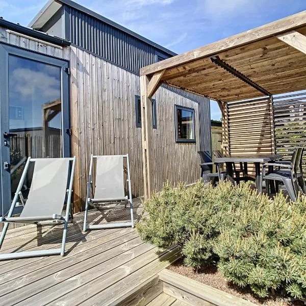 Tiny House bois avec terrasse, piscine, wifi, animaux admis, parking - 200m de la plage, hotell sihtkohas Jullouville-les-Pins