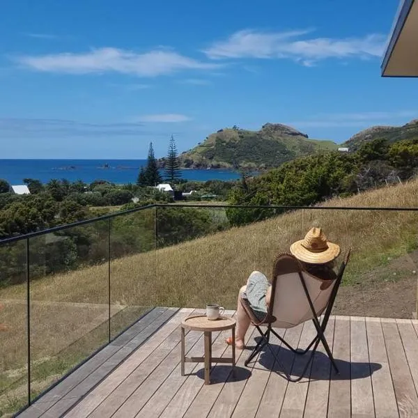 XSPOT Medlands Beach House - Ocean views - Short stroll to the beach, hotel v destinaci Medlands