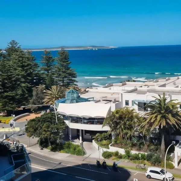 Beachfront Cronulla Getaway with Ocean Views & Spa, hotel v destinaci Cronulla