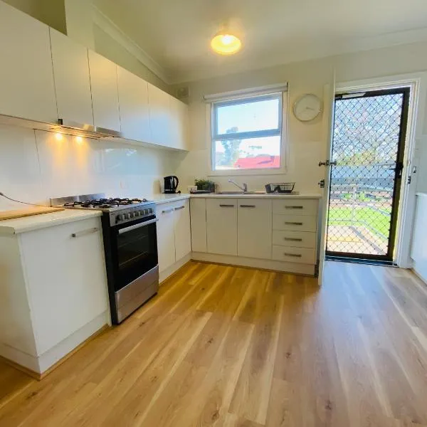Large Home and Yard Gateway to Barossa, Davoren Park, hotel in Smithfield