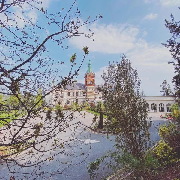The Lucan Spa Hotel, hotel v destinaci Lucan