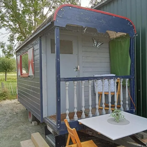 Pipowagen boerderij de schans, hotel v destinaci Klundert