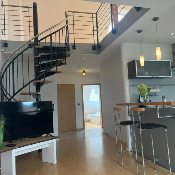 Schicke helle Galeriewohnung, hotel v destinaci Obernburg am Main