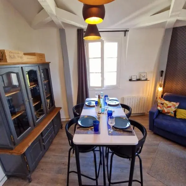 Appartement Loire et Château, Hyper Centre, vue Loire, Linge inclus, 3ème étage, hotel in Saumur