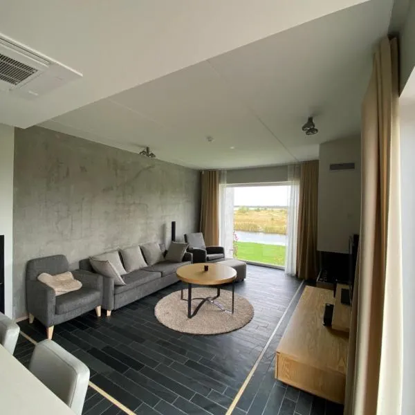 Stylish Sea-View Apartment by the Marina, hotel u gradu 'Kuressaare'