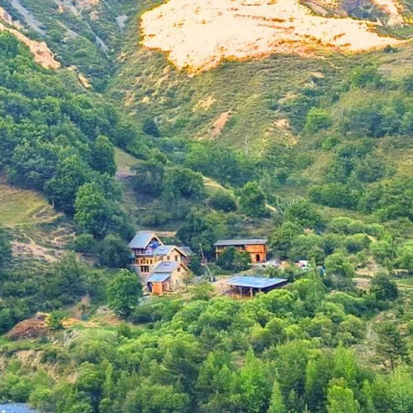 Gîte de ferme équestre, viešbutis mieste Auzet