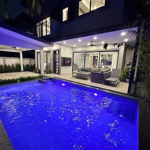 Super Luxury 3 Bedroom Private Pool Villa with Jacuzzi, Near 711, 10 minutes to Walking Street and Pattaya Beach - MT6, hotel in Pattaya Central