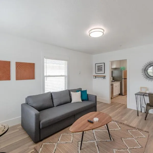 #StayinMyDistrict Coos Bay Goldfinch Cottage, hotel a Coos Bay