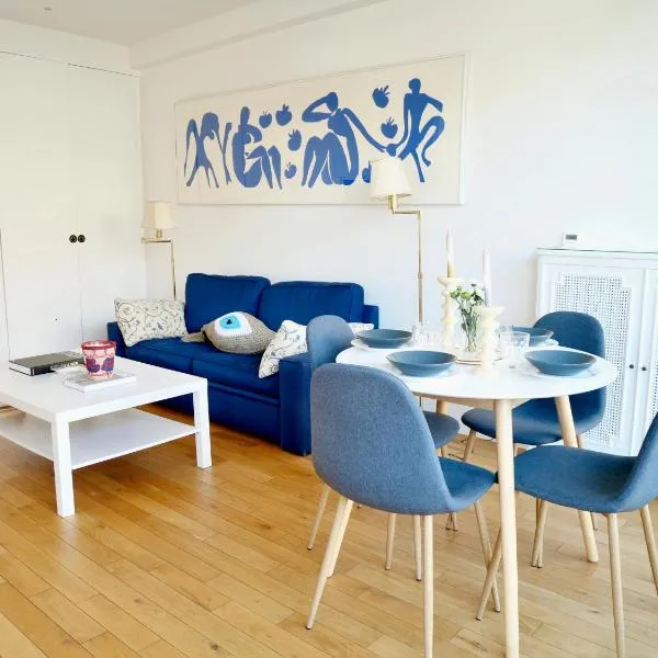 Deauville Plage - Balcon, Vue Mer & Ville à pied、ドーヴィルのホテル