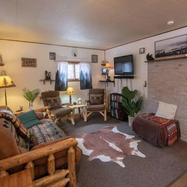 Black bear cabin with blow up hot tub, hotel in Necedah