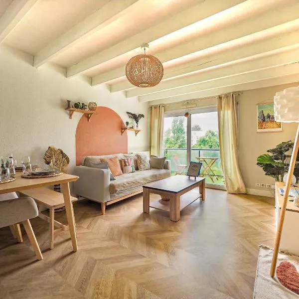 T2 proche centre - Cosy & Rénové balcon - parking, hotel in Vannes