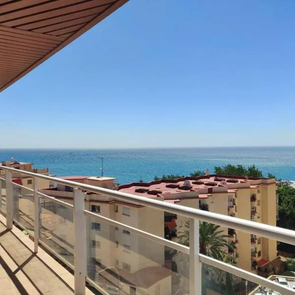 Apartamento moderno con vistas al mar, piscina & parking, hotel in Fuengirola